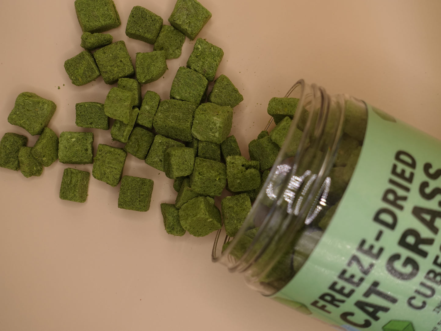Freeze dried cat grass tubs
